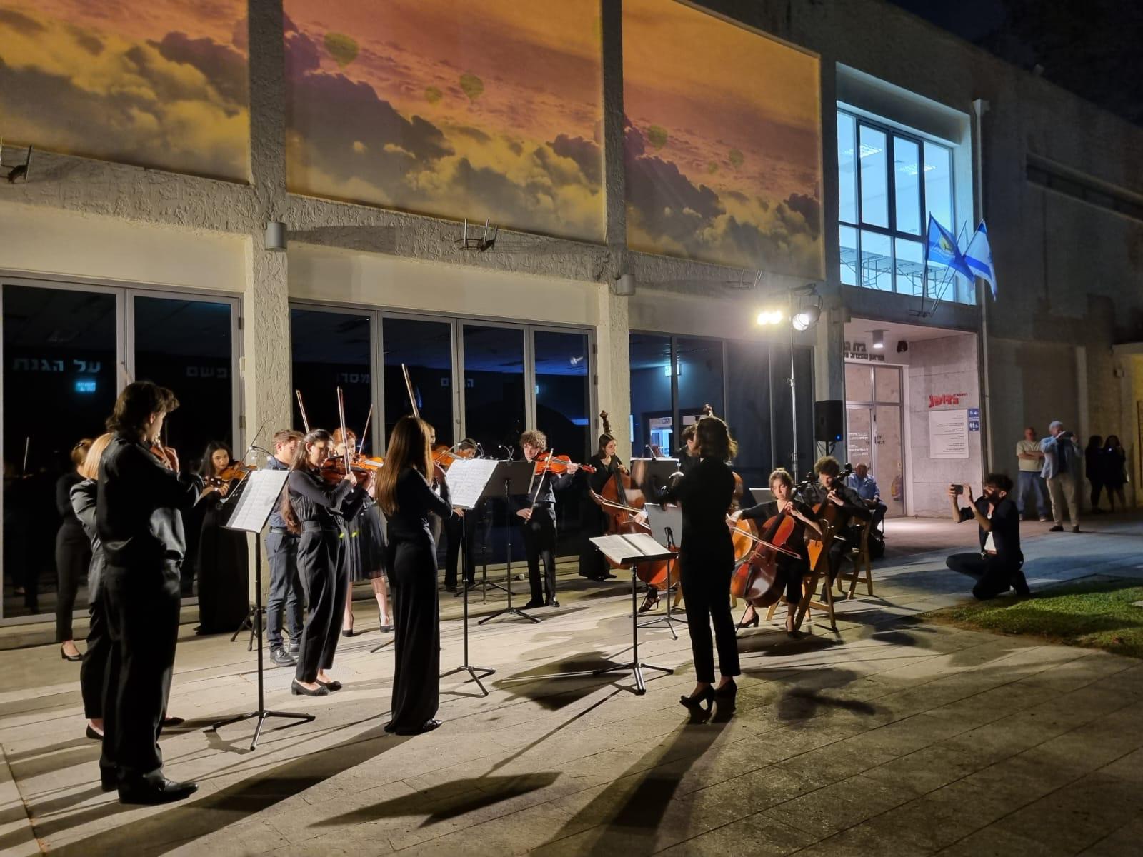 But Why Do I Hear the Crickets – concert performance
